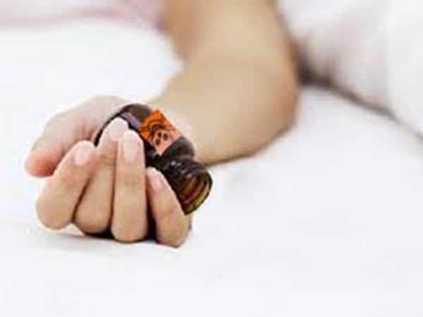 Lovers committed suicide by consuming poison Lovers committed suicide by consuming poison