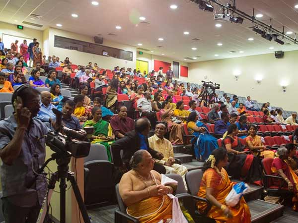 The musical concert in Melbourne was greatly impressed by the audience The musical concert in Melbourne was greatly impressed by the audience