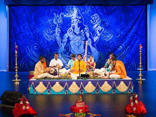 The musical concert in Melbourne was greatly impressed by the audience The musical concert in Melbourne was greatly impressed by the audience