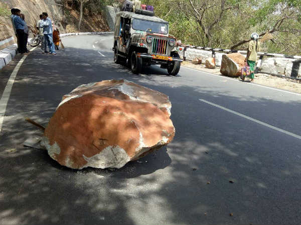 Rock rolls over on road of Thirumala Tirupathy Rock rolls over on road of Thirumala Tirupathy