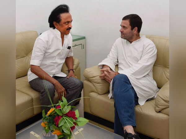 ஸ்டாலின் முன்பு கால் போட்ட ராகுல்