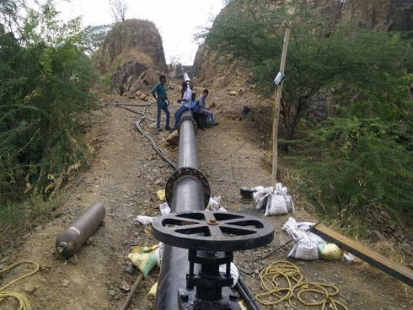 ராட்சத குழாய்கள் பொருத்தம்