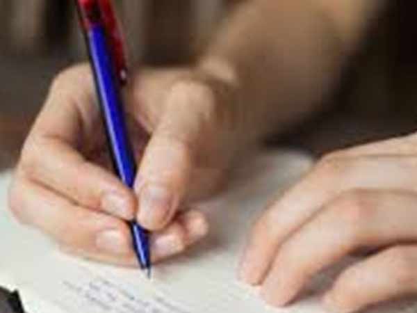 கையெழுத்து வாங்கிக் குவிக்கின்றனர்