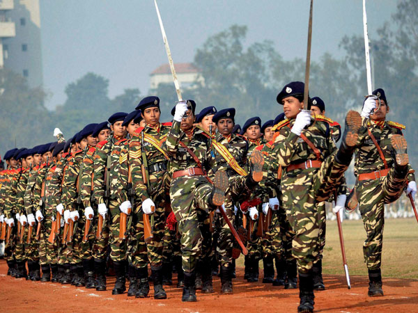 ஆண், பெண் வீரர்கள் குவிந்தனர்