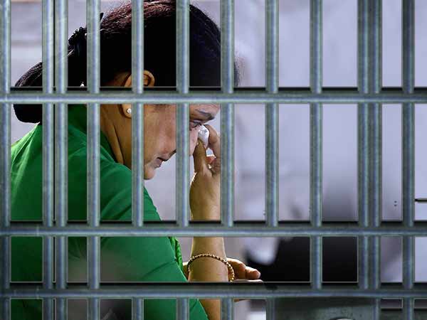 சிறை கைதி உடையில்