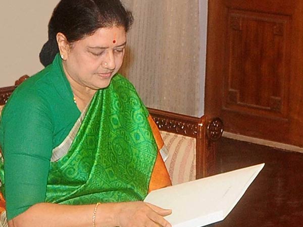 ஜெயலலிதாவாக மாறிய சசிகலா