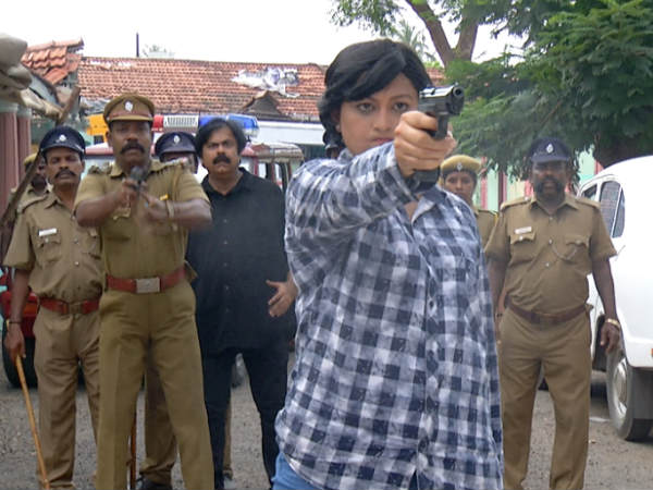 நடுரோட்டில் சுட்ட அதிகாரி