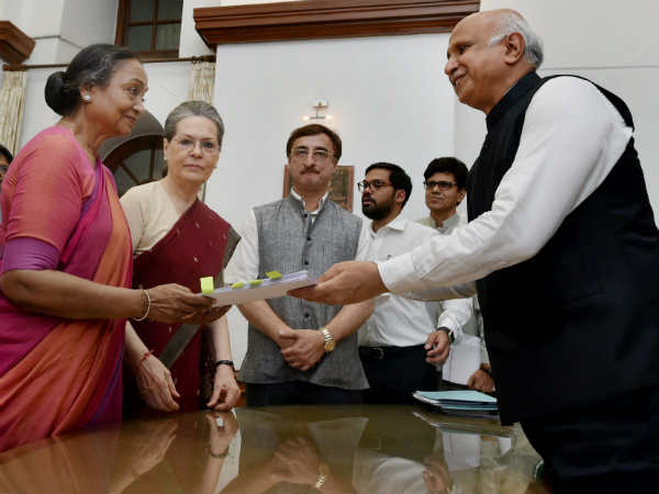 சோனியா காந்தி முன்னிலையில்..