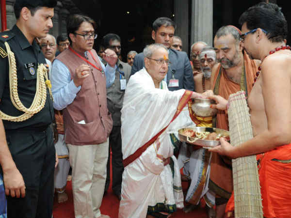 President visits Kanchi mutt President visits Kanchi mutt