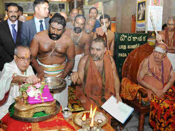 President visits Kanchi mutt President visits Kanchi mutt