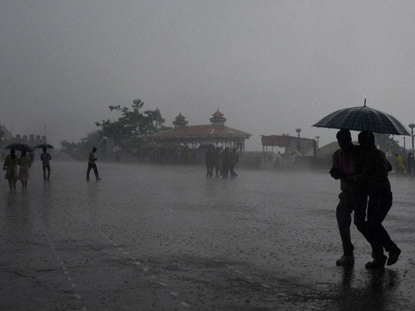 கேரளாவில் சூறாவளி காற்றுடன் கன மழை... பெண் உள்பட 5 பேர் பலி 