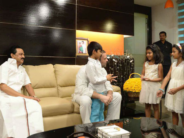 Rahul gandhi visits stalin house at chennai Rahul gandhi visits stalin house at chennai