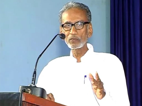 போலீசாரை வெளியேற வேண்டும்