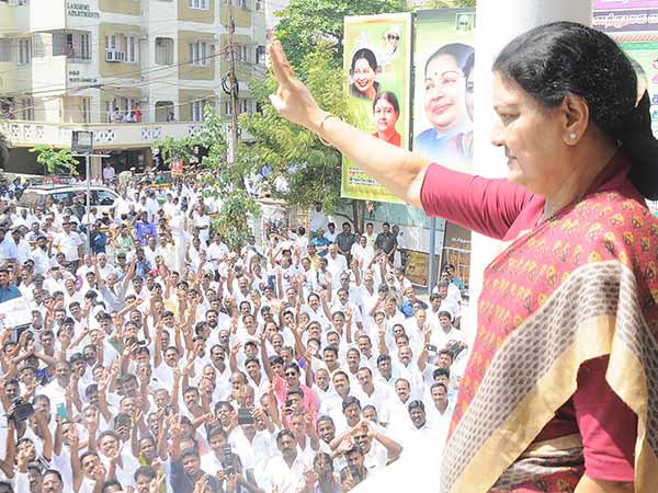 சசிகலாவிடம்தான் இருக்க வேண்டும்