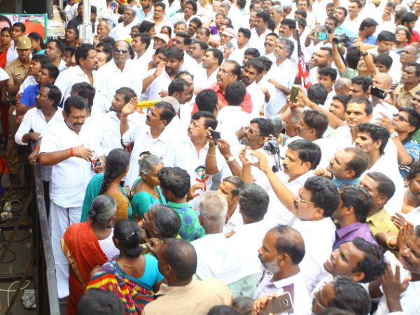 பொதுமக்களுடன் தள்ளுமுள்ளு