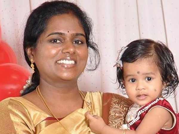 அரசுப் பள்ளியில் மகளுக்கு வித்யாரம்பம்