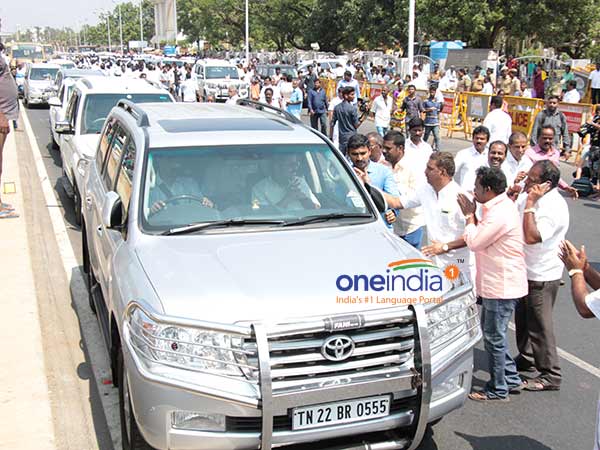 நிறுத்தப்பட்ட கார்
