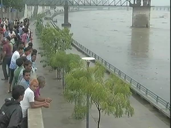 Gujarat: 25,000 were evacuated from flood hit areas Gujarat: 25,000 were evacuated from flood hit areas