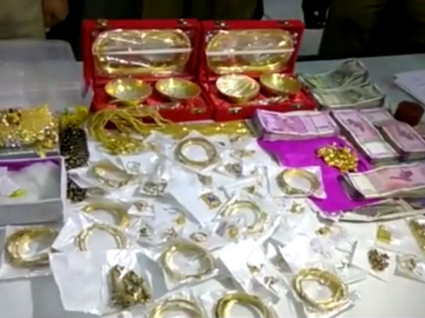 A man does not have proper documents for jewels and money arrested A man does not have proper documents for jewels and money arrested