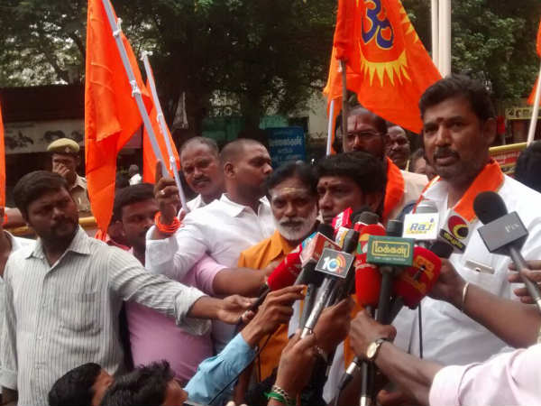 Hindu Munnani Protest in front of Actor Kamal Haasan house Hindu Munnani Protest in front of Actor Kamal Haasan house