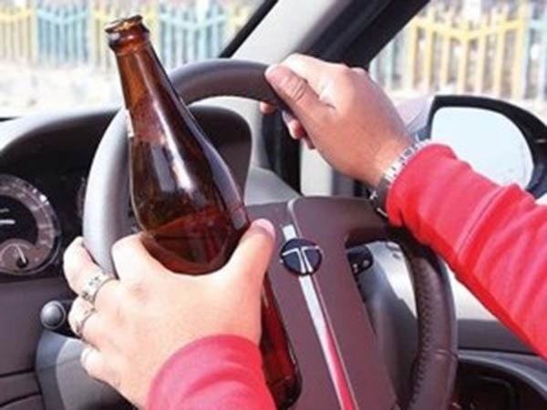Kolkata drunk woman kisses policeman after being caught Kolkata drunk woman kisses policeman after being caught