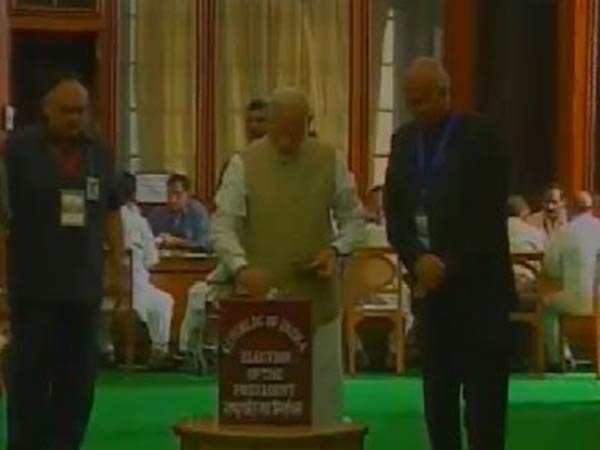 Prtime minister voted in Parliment, delhi Prtime minister voted in Parliment, delhi