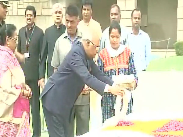RamNath Kovind pays tribute to Mahatma Gandhi RamNath Kovind pays tribute to Mahatma Gandhi