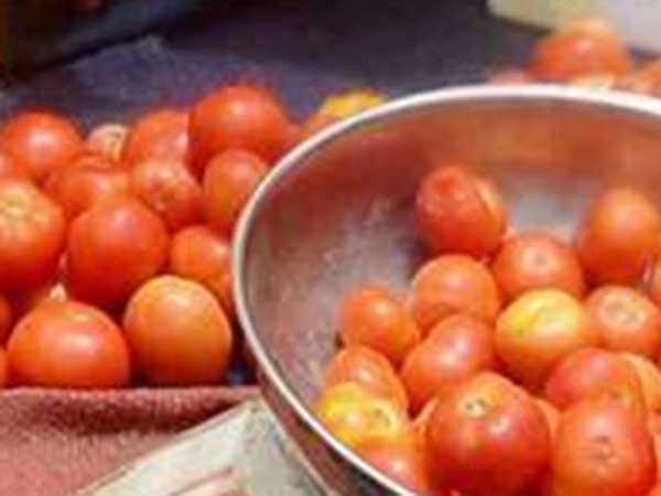 Tomato prices touch Rs 100 per kg in Tirunelveli Tomato prices touch Rs 100 per kg in Tirunelveli