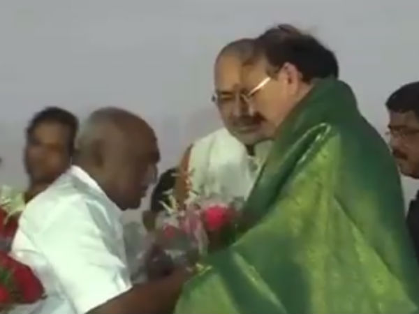 பொன்னாடை