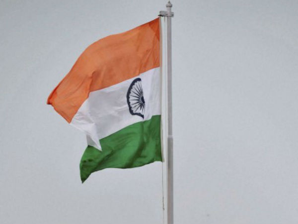 சுதந்திர தின விழா உற்சாக கொண்டாட்டம்- பாஜக, காங். அலுவலகங்களில் தேசிய கொடி  ஏற்றம்! | 71st Independence day celebrations - Tamil Oneindia