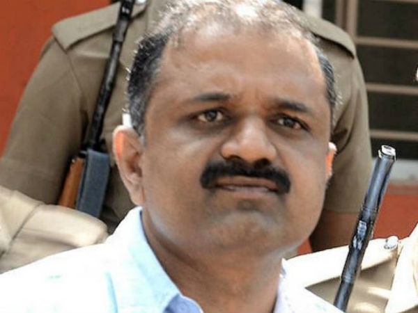 வரிசை கட்டும் பார்வையாளர்கள்