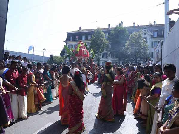 பக்தர்கள் பங்கேற்பு