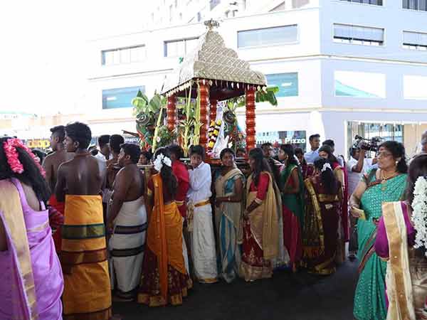 தீச்சட்டி சுமந்த பக்தர்கள்