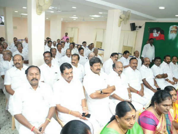40 பேர் புறக்கணிப்பு