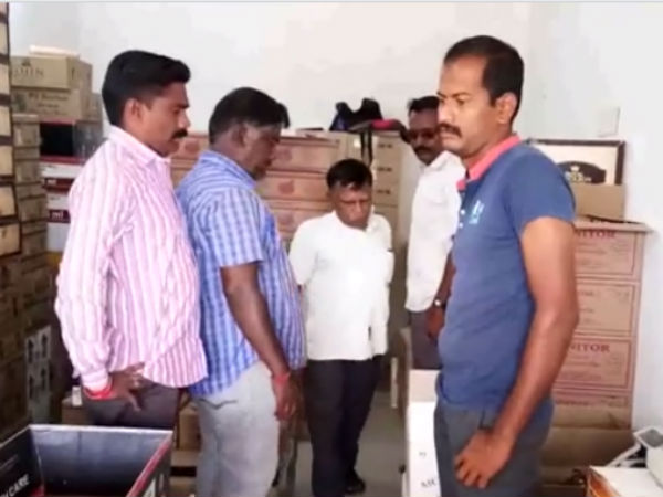 Armed robbers looted lakhs of rupees in karur Tasmac shop Armed robbers looted lakhs of rupees in karur Tasmac shop