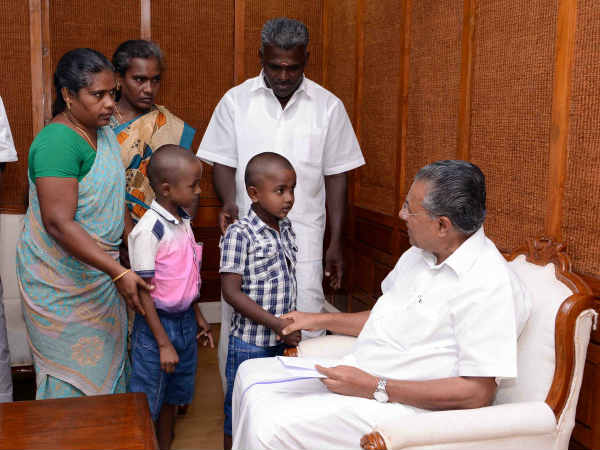 சிகிச்சை கிடைக்காமல் பலியான முருகன் குடும்பத்தை சந்தித்து பினராயி விஜயன் ஆறுதல் 