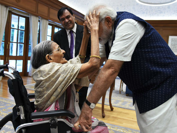 A 103-Year-Old tied Rakhi To PM Narendra Modi A 103-Year-Old tied Rakhi To PM Narendra Modi