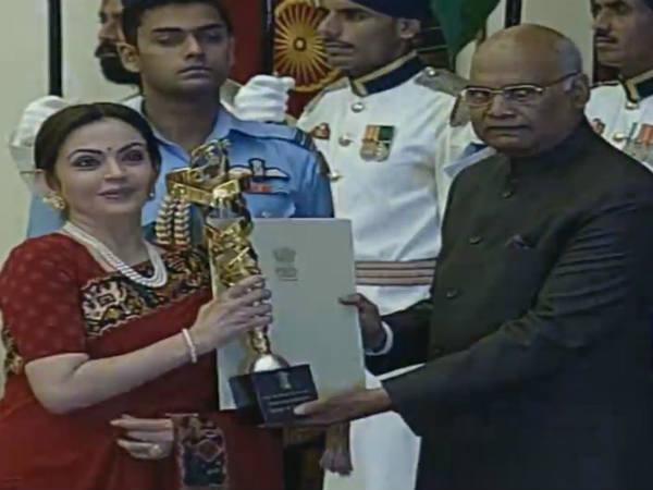Nita Ambani receiving Rashtriya Khel Protsahan Puraskar award Nita Ambani receiving Rashtriya Khel Protsahan Puraskar award