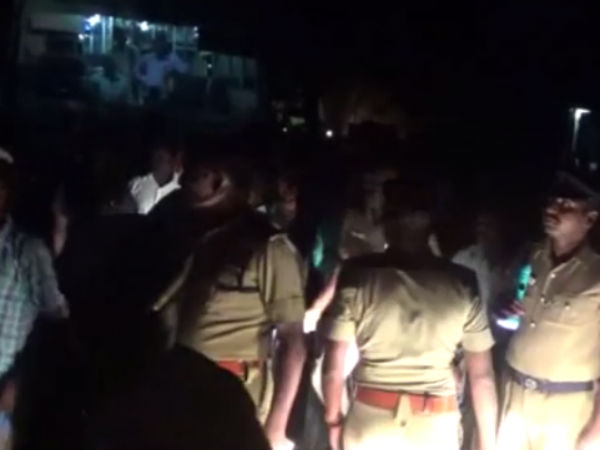 Sathyamanglam people protested against police Sathyamanglam people protested against police