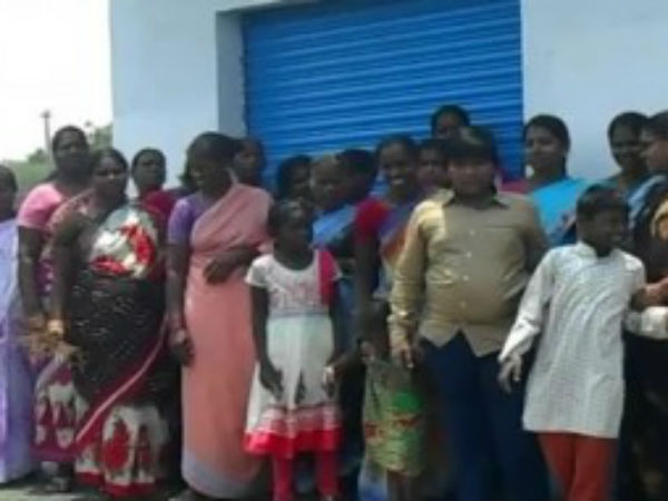 womans chased away people who tried to buy alcohol near in Nellai womans chased away people who tried to buy alcohol near in Nellai