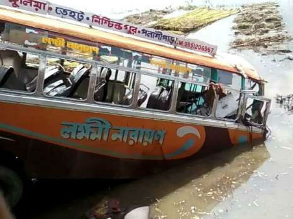 Bus falls into canal, 8 killed in West Bengal Bus falls into canal, 8 killed in West Bengal