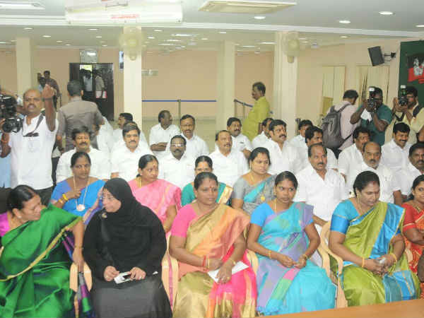 சட்டசபை குழு தலைவராக எடப்பாடி நீடிக்க ஆதரவு