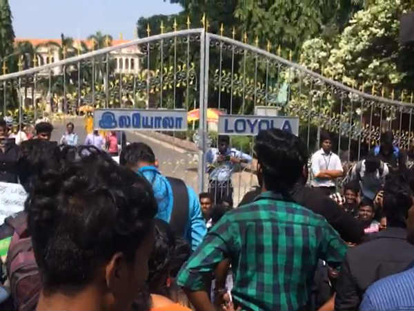 லயோலா மாணவர்கள் பேராட்டம்