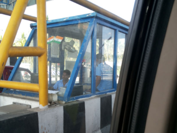 தெனாவட்டாக வேலை பார்க்கும் ஊழியர்கள்