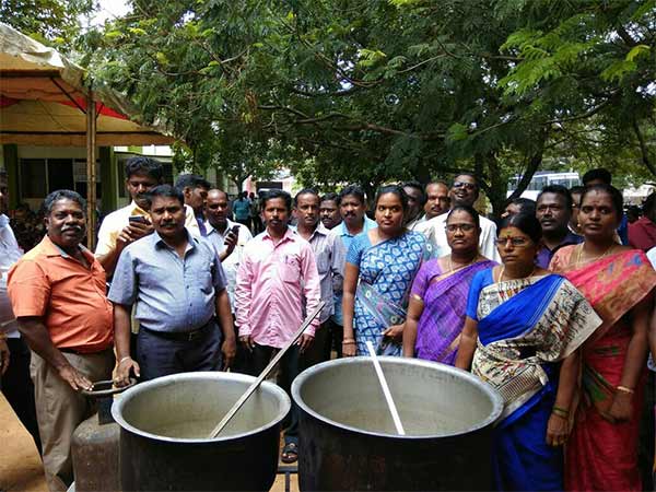 பாத்திரங்களுடன் போராட்டம்