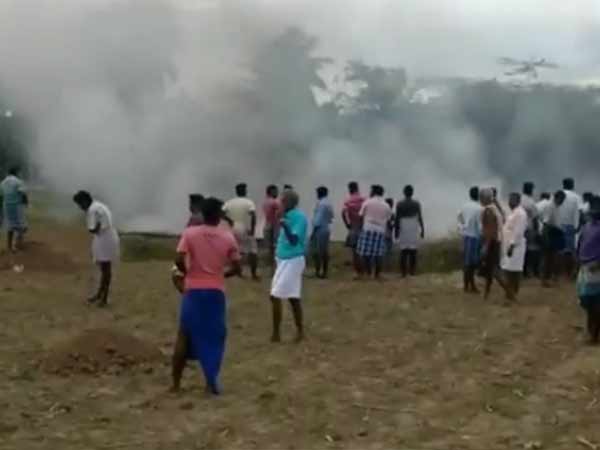 கொழுந்து விட்டு எரிந்த தீ