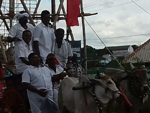 திமுகவினர் வருகை