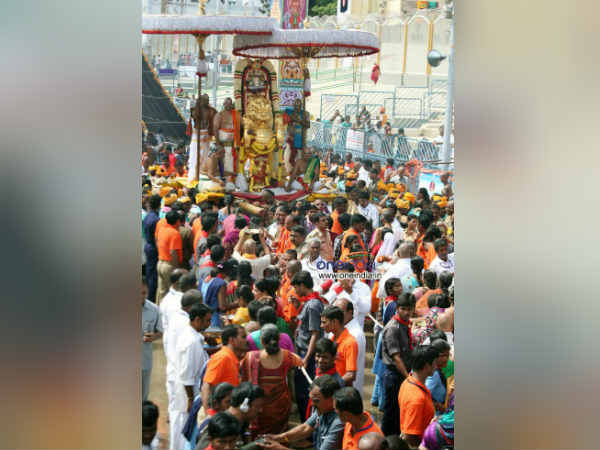 தரிசித்த பக்தர்கள்