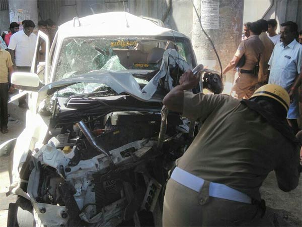 Car fell own from over bridge and 6 on spot dead at Thiruppur district Car fell own from over bridge and 6 on spot dead at Thiruppur district