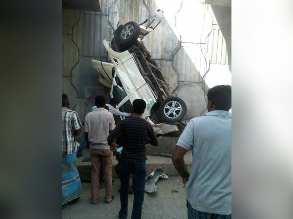 Car fell own from over bridge and 6 on spot dead at Thiruppur district Car fell own from over bridge and 6 on spot dead at Thiruppur district